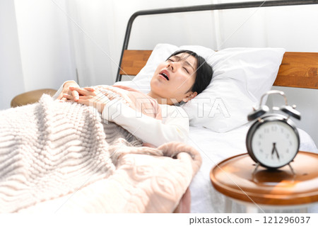 亞洲女人打呼睡在床上 亞洲女人打呼睡在床上 121296037