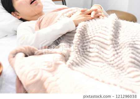 亞洲女人打呼睡在床上 亞洲女人打呼睡在床上 121296038