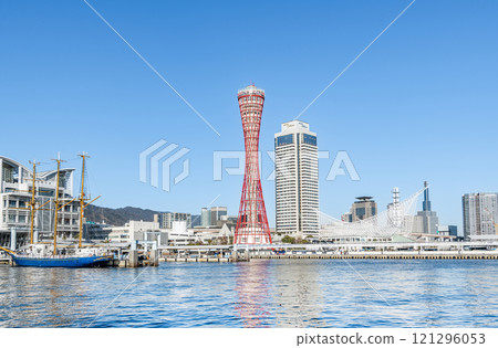 兵庫縣神戶市、神戶港塔及週邊城市景觀，隨著翻修工程的進展，圍籬被拆除 121296053