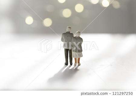 一對老年夫婦在燈光下擁抱的後視圖 121297250