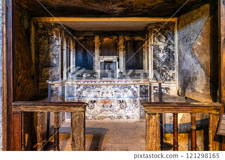 Abandoned and empty medieval Convento dos Capuchos in the Serra de Sintra National Park, Portugal 121298165