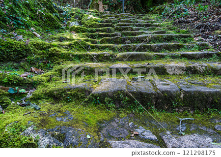 Abandoned and empty medieval Convento dos Capuchos in the Serra de Sintra National Park, Portugal 121298175