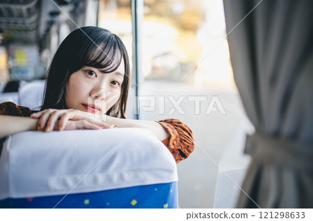 女孩的旅行：年輕女性快樂地乘坐公共交通工具 攝影由Ugo Kotsu提供。 121298633