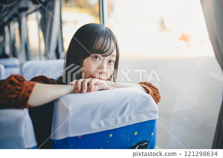 女孩的旅行：年輕女性快樂地乘坐公共交通工具 攝影由Ugo Kotsu提供。 121298634