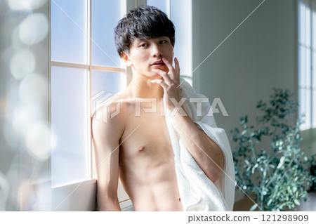 男人用毛巾擦臉 男人用毛巾擦臉 121298909