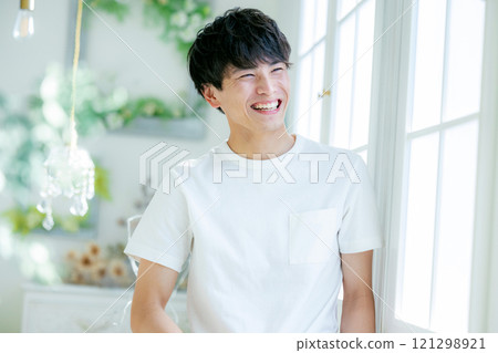 一個面帶微笑的年輕人 121298921