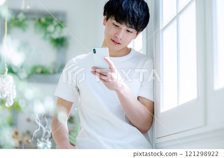 一個男人用智能手機 121298922