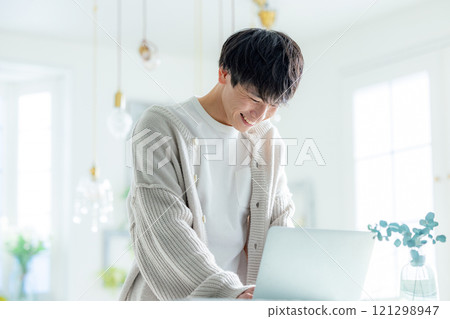 使用計算機的一個年輕人 121298947