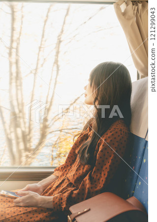 搭乘公車的年輕女子攝影合作:Ugo Kotsu 搭乘公車的年輕女子攝影合作:Ugo Kotsu 121299043