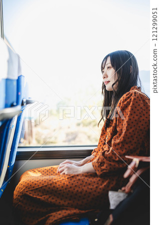 搭乘公車的年輕女子攝影合作:Ugo Kotsu 搭乘公車的年輕女子攝影合作:Ugo Kotsu 121299051