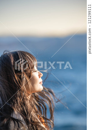 Woman looking at the sea 121299111