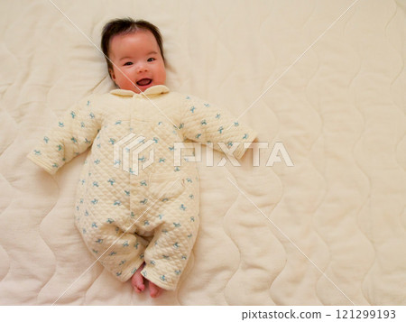 一個快樂的寶寶微笑著花時間 一個快樂的寶寶微笑著花時間 121299193