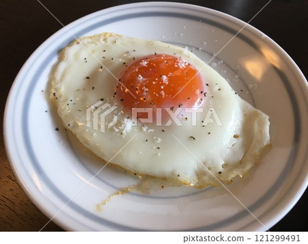 Fried eggs with salt and pepper Fried eggs with salt and pepper 121299491