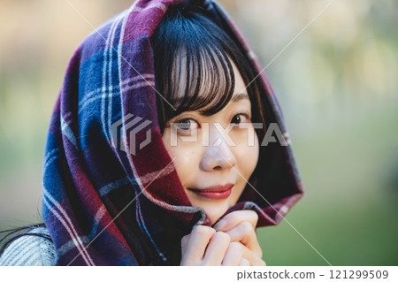秋季表演和戴圍巾的年輕女子 121299509