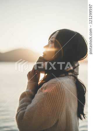 湖和日落，戴著圍巾的年輕女子 121299597
