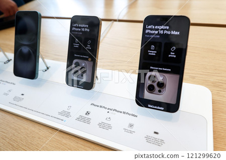Dubai, UAE - September 25, 2024 New Apple smartphones on display at a store. Editorial Dubai, UAE - September 25, 2024 New Apple smartphones on display at a store. Editorial 121299620