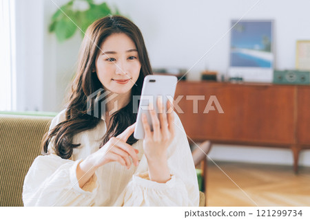 坐沙發和看智能手機的婦女 121299734