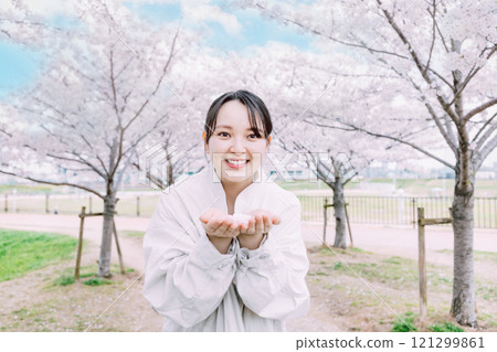 櫻花和年輕的女人 121299861