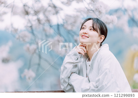 櫻花和年輕的女人 121299893