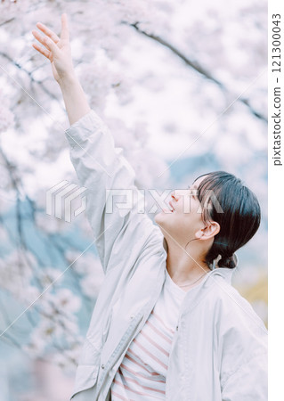 櫻花和年輕的女人 121300043