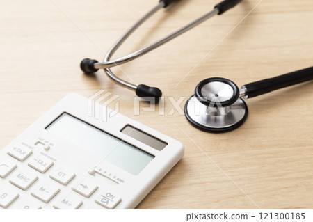 桌上的聽診器和計算器 桌上的聽診器和計算器 121300185