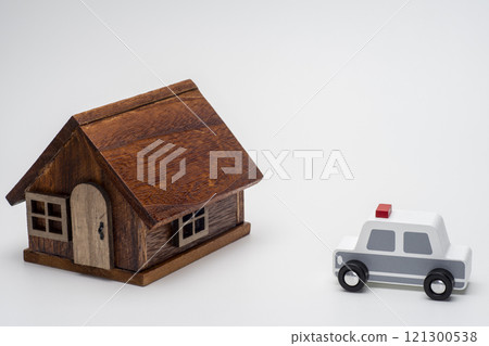 Image of a police car rushing to a house 121300538