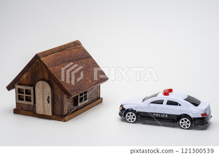 Image of a police car rushing to a house Image of a police car rushing to a house 121300539