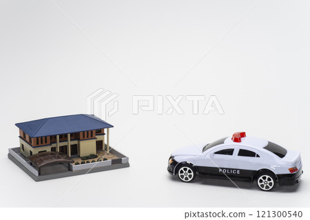 Image of a police car rushing to a house Image of a police car rushing to a house 121300540