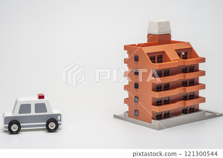Police car rushes to apartment building 121300544