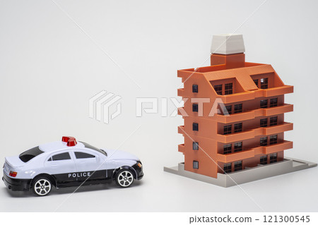 Police car rushes to apartment building 121300545