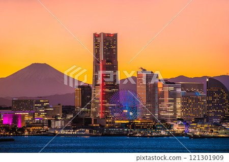 日本橫濱城市景觀Yorunoyo 2024港未來與櫻木町站方向...地標染成紅色...=8th 日本橫濱城市景觀Yorunoyo 2024港未來與櫻木町站方向...地標染成紅色...=8th 121301909