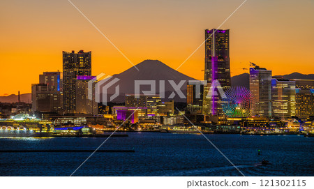 Yokohama cityscape in Japan Yorunoyo 2024: Minato Mirai and Sakuragicho Station direction... Landmarks dyed purple... = 8th Yokohama cityscape in Japan Yorunoyo 2024: Minato Mirai and Sakuragicho Station direction... Landmarks dyed purple... = 8th 121302115