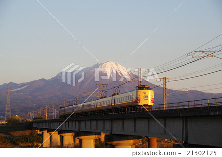 381系列八雲特快（日本國鐵塗裝）行駛在日野川上，背景是紅大山：連續拍攝 07/32 121302125