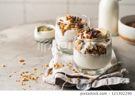 Crunchy honey granola 121302290
