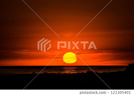 Beautiful sunset on the beach of Conil de la Frontera, Cadiz 121305401