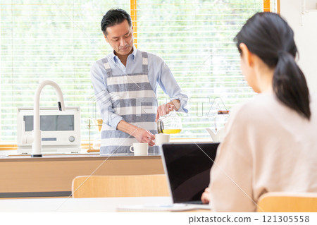 中年夫婦，廚房，電腦 121305558