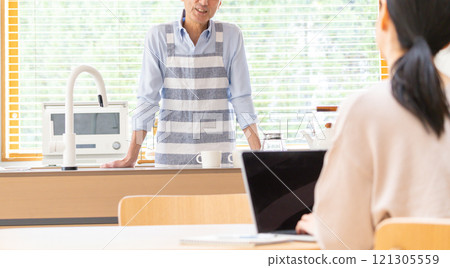 中年夫婦，廚房，電腦 121305559