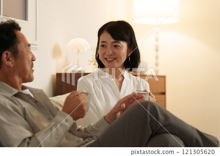 Couple talking over coffee 121305620