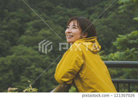 享受大自然的女孩 121307026