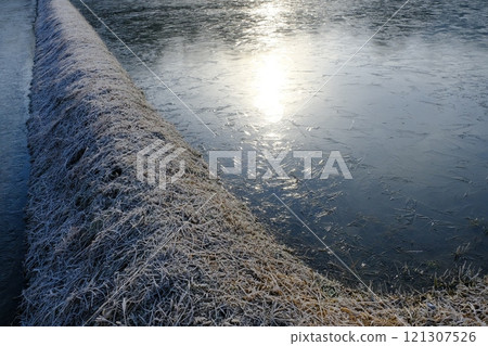 冰雪覆蓋的稻田 冰雪覆蓋的稻田 121307526