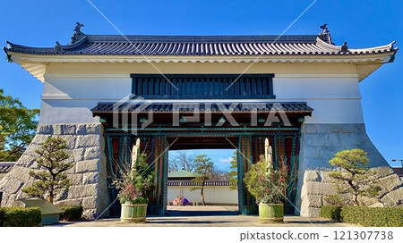 藍天和新年裝飾裝飾的岡崎城大手門(門松)<岡崎城公園/愛知縣岡崎市> 藍天和新年裝飾裝飾的岡崎城大手門(門松)<岡崎城公園/愛知縣岡崎市> 121307738