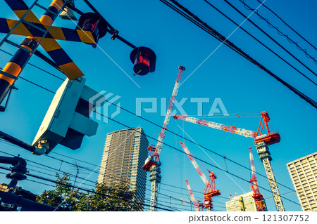 Streetcar crossing and tower crane for apartment construction 2024.11 Warm and cool colors 121307752