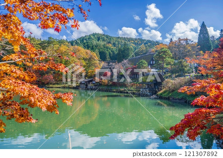 被秋葉包圍的合掌造村落，在藍天的襯托下正好可以觀賞。 121307892