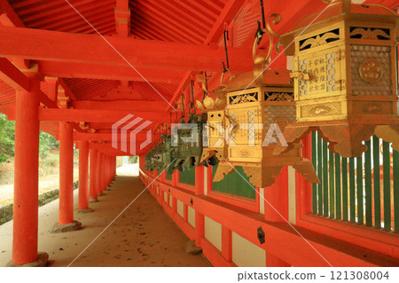 Beautiful fishing lanterns on the east corridor of Kasuga Taisha Shrine (Omiya), a World Heritage Site Beautiful fishing lanterns on the east corridor of Kasuga Taisha Shrine (Omiya), a World Heritage Site 121308004