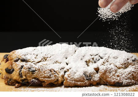 Sprinkle powdered sugar on the stollen 121308022