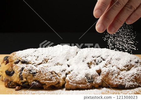 Sprinkle powdered sugar on the stollen 121308023