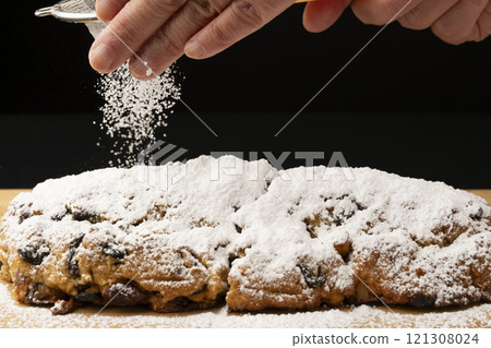 將糖粉撒在史多倫上 121308024
