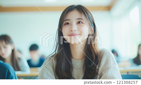 參加大學講座的年輕女子 121308257