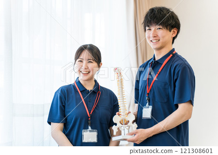 擁有骨骼標本的男性和女性職能治療師（復健、運動骨科、訓練師） 121308601