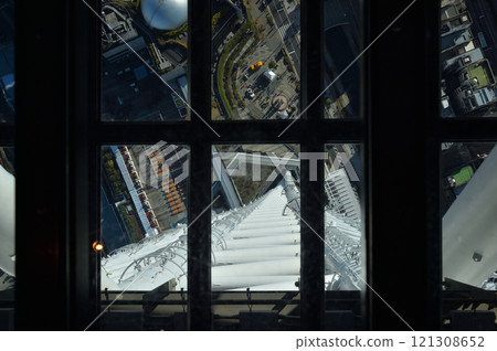 從東京晴空塔觀景台的觀景窗望出去 從東京晴空塔觀景台的觀景窗望出去 121308652